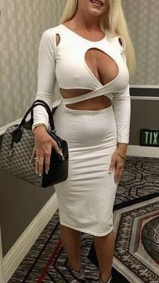 Mature sexy en robe moulante et gros seins