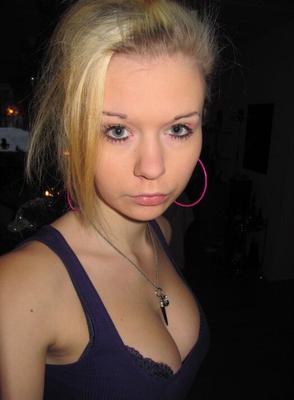 Blonde Bimbo-Spermaschlampe