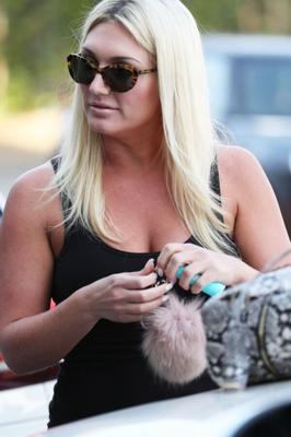 Brooke Hogan- Big Titted Babe Flaunts Sexy Curves in Hot Outfits