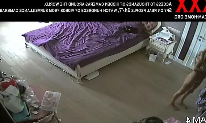 caméra dans la chambre d'une blonde aux gros seins