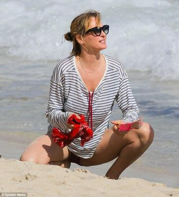 Uma Thurman bikini corps vacances à St Barth seins célébrités cul