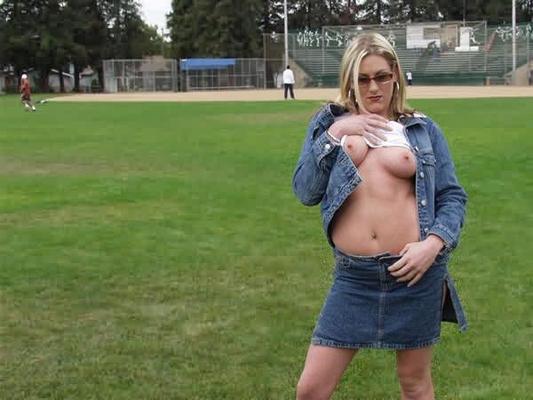 amateur blonde flashing at the park