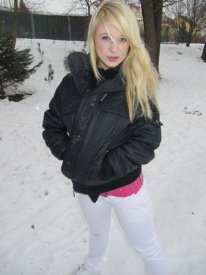 rubia en la nieve