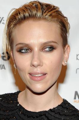 Scarlett Johansson vestidinho preto