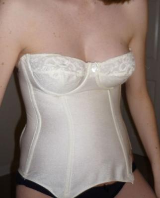 Décolleté sexy dans un CORSET blanc