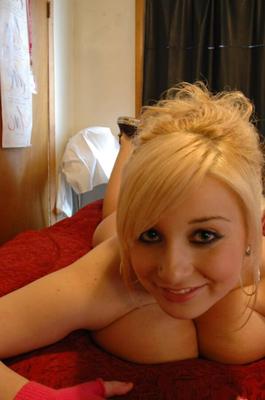 Petite amie blonde aux gros seins