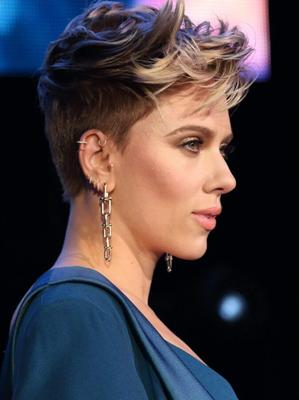 Scarlett Johansson diosa del traje azul