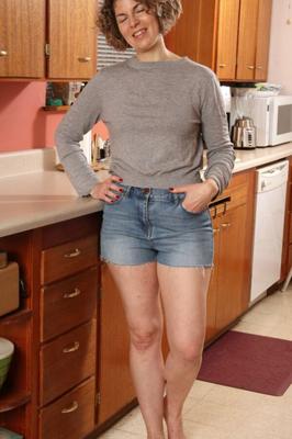 Hairy milf in shorts high res