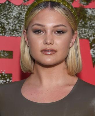 Olivia Holt - облегающее боди из спандекса