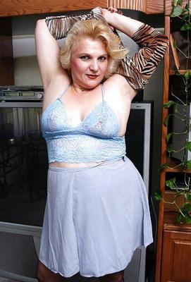 Blonde bbw gran strip-tease