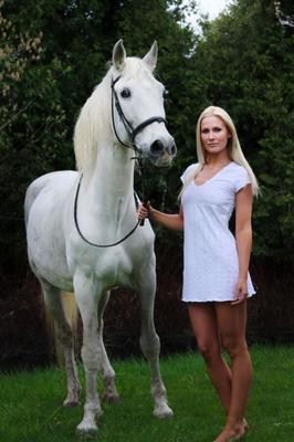 Ashley - belleza rubia posando con caballo blanco