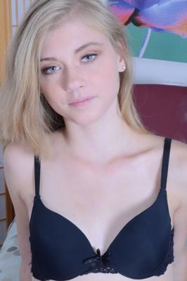 Star du porno blonde à la grosse chatte la plus mignonne