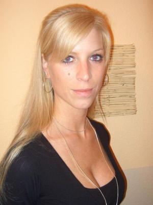 Femme blonde chaude se propage