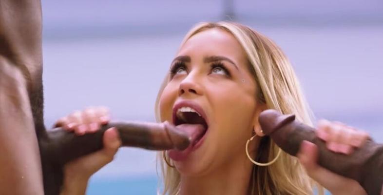 La beauté blonde Danielle aime une grosse bite noire (ou deux !)