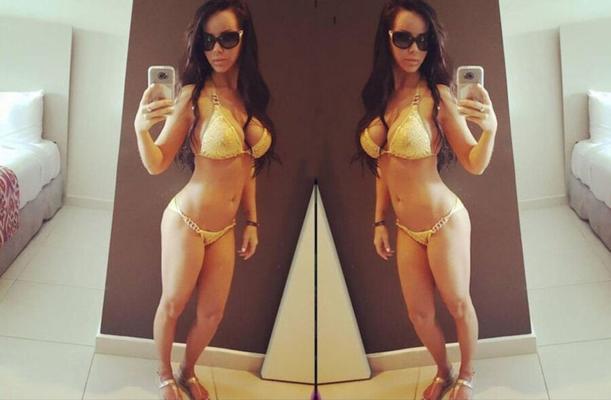 Sarah Kantorova Stripperin trägt einen engen goldenen Bikini