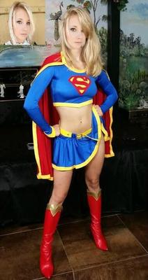 Fake einer blonden Teenie-Freundin als Supergirl Femdom Lezdom