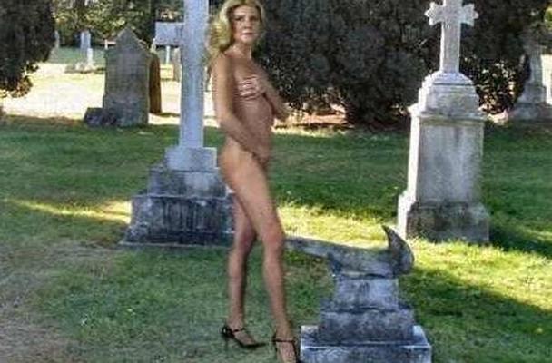 Sesso dans un cimitero...