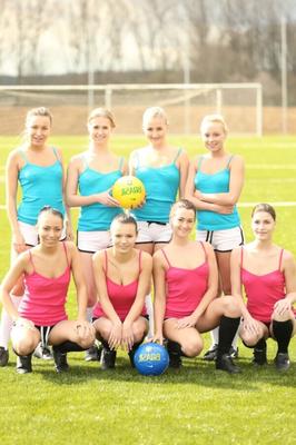 Grupo de jóvenes calientes juegan al fútbol y se bañan juntos