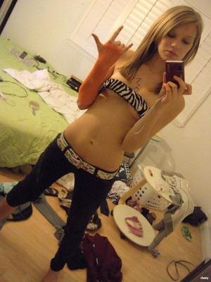 Selfies miroir blonde ne portant presque rien