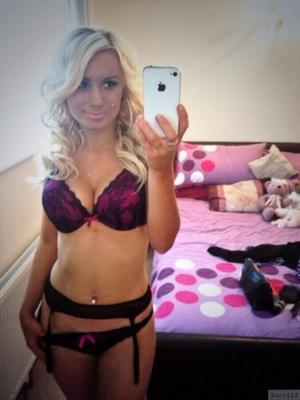 Una adolescente rubia británica muy caliente se hace selfies