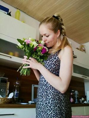 Vollbusige wunderschöne Blondine zeigt ihre perfekten Kurven