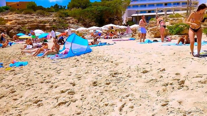 Frequentadores da praia em IBIZA, Espanha