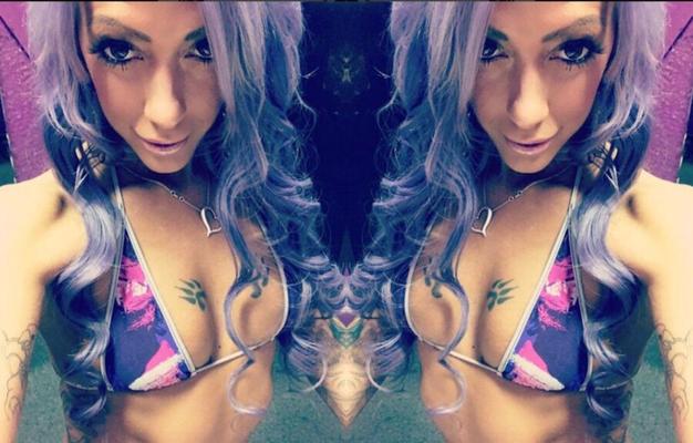 Tracy Inked Doll ne touche pas aux petits bikinis avec empreintes de pattes