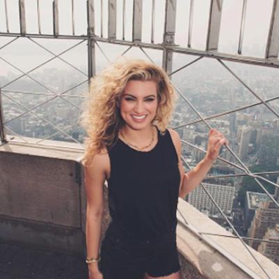 Tori Kelly Schwanz neckendes Outfit...!!!