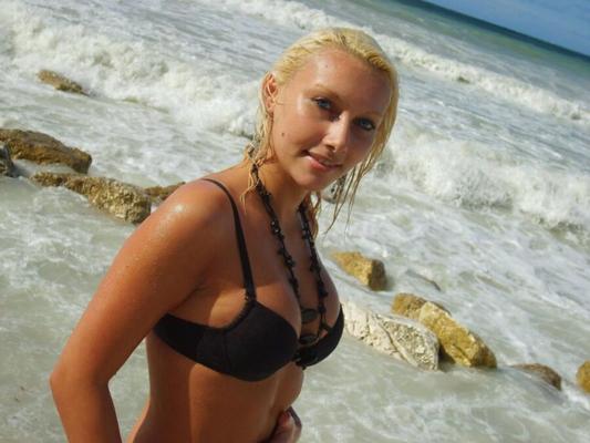 Fille blonde chaude profitant de ses vacances