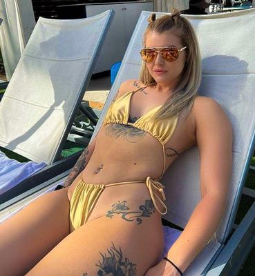 Rubia Perra Bikini Dorado