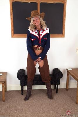 Ellen, mature et poilue, enlève sa tenue de cow-girl.