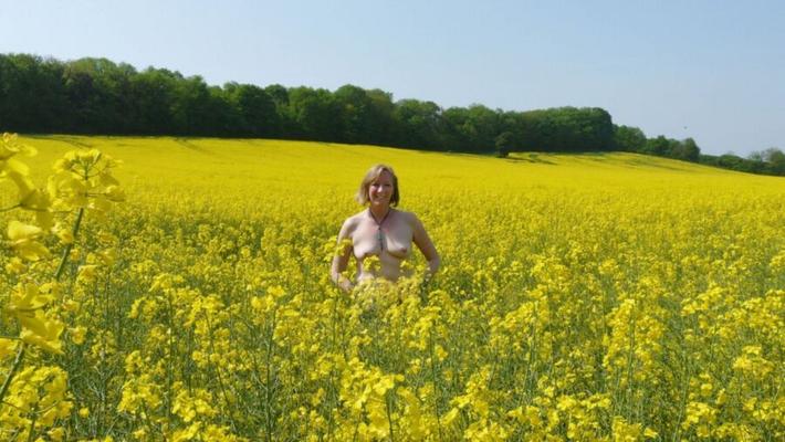 Reife - Atemberaubende - gut gekleidete, vornehme Frau zeigt ihre Titten