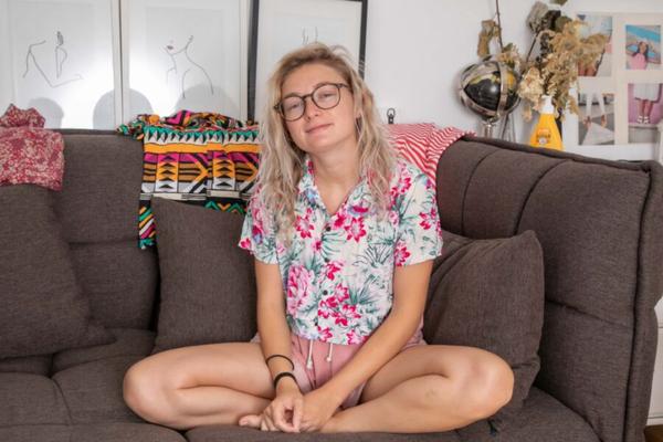 Noemie - Haarige Blondine mit Brille :: Haarig