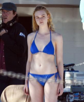 E Fanning Novas fotos de biquíni azul