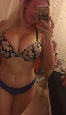 Jolie teen blonde aux gros seins avec des taches de rousseur