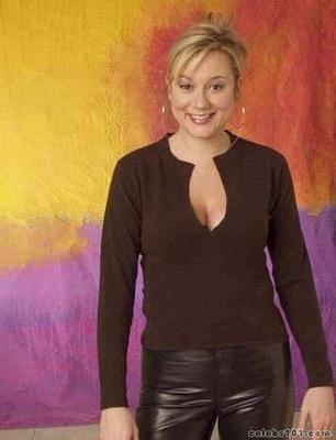 Megyn Price - Pantalones de cuero ajustados