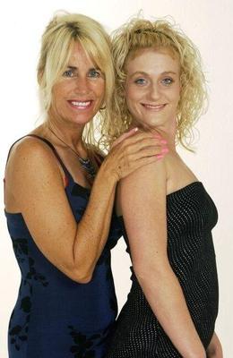 Blonde Mutter und Tochter