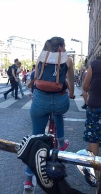 JOVEM LOIRA COM UMA BUNDA ALTAMENTE FODÍVEL EM JEANS APERTADO..