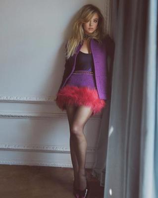 Sydney Sweeney Jambes, pieds, talons et bien sûr, seins à baiser