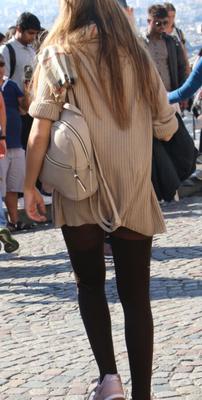 Escaleras del Sacr� Coeur de París: vestido MUY corto