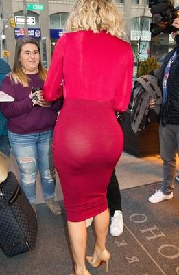 Rotes Kleid von Khloe Kardashian in New York