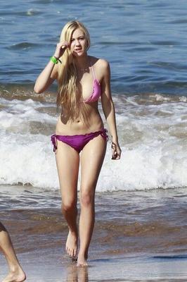 Adolescente rubia en la playa