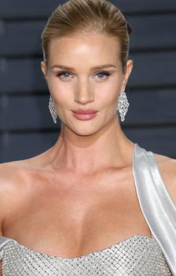 Rosie Huntington-Whiteley à la soirée des Oscars de Vanity Fair