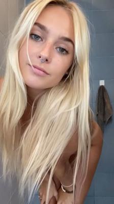 Blonde prenant la douche