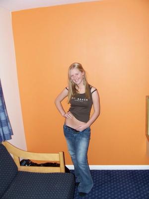 Sexy Blondine im Hotelzimmer gefickt