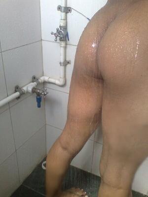 Mi sexy cuerpo enjabonado disfrutando en el baño de un masaje de culo