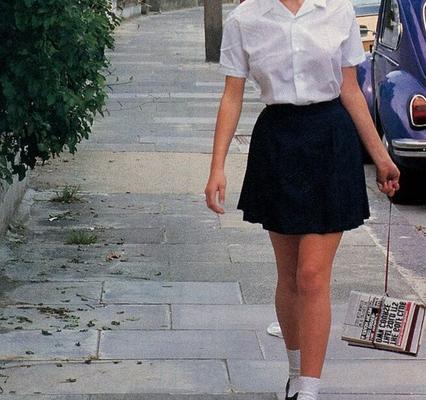 Tina, Louise, diplômée de l'université, se fait passer pour une écolière sexy.