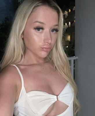 Nuttige blonde Teenie-Hure mit gepiercten Brustwarzen