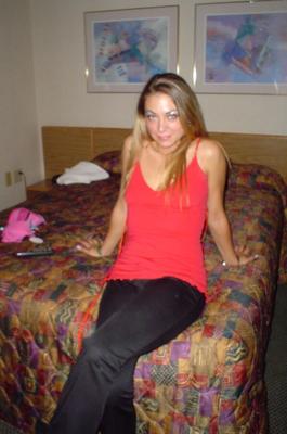 Madura esposa swinger rubia tatuada y con piercings en el hotel