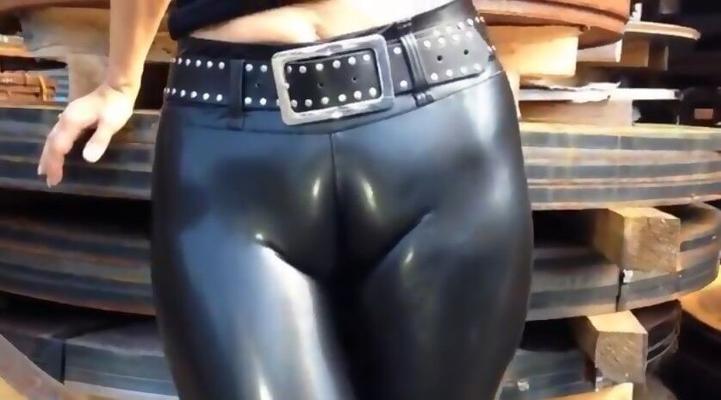 Leggins Cameltoe: Schamlippen (タイトな光沢のあるレギンス)